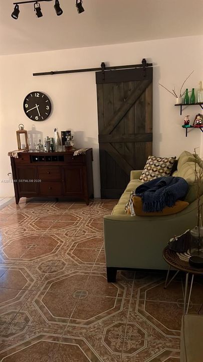 En Venta: $655,000 (3 camas, 2 baños, 1964 Pies cuadrados)