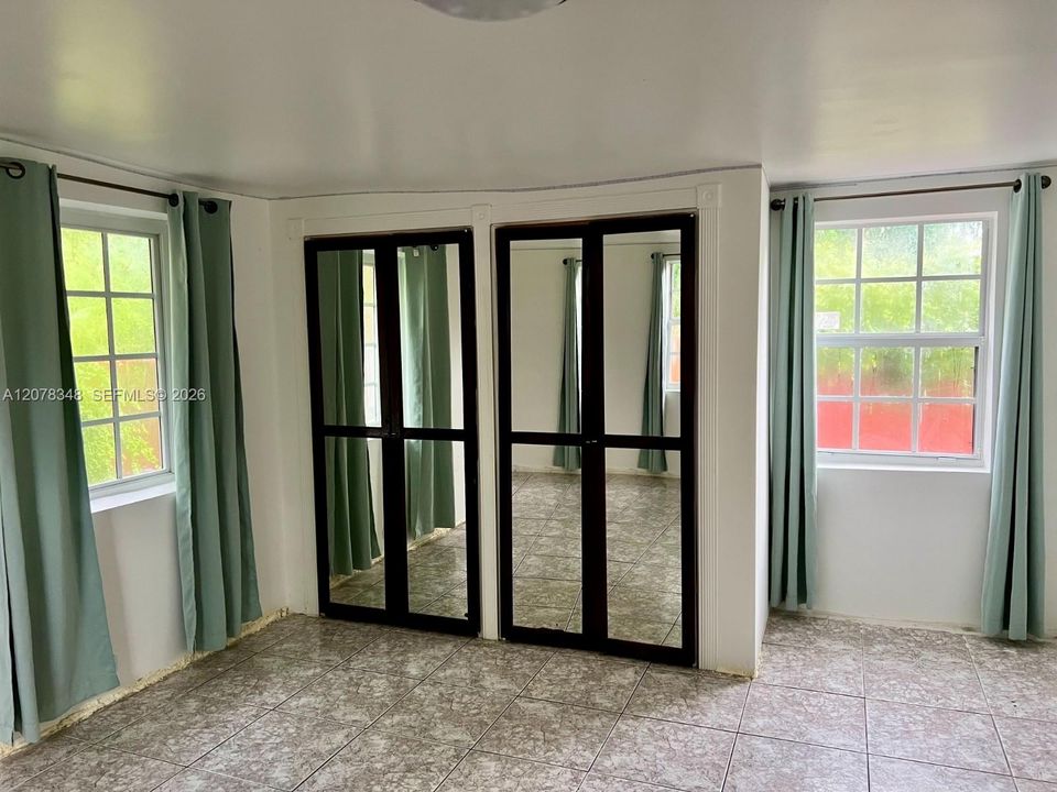 En Venta: $655,000 (3 camas, 2 baños, 1964 Pies cuadrados)