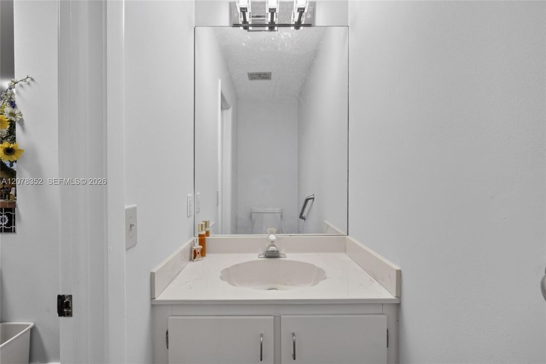 En Venta: $849,000 (3 camas, 2 baños, 2532 Pies cuadrados)