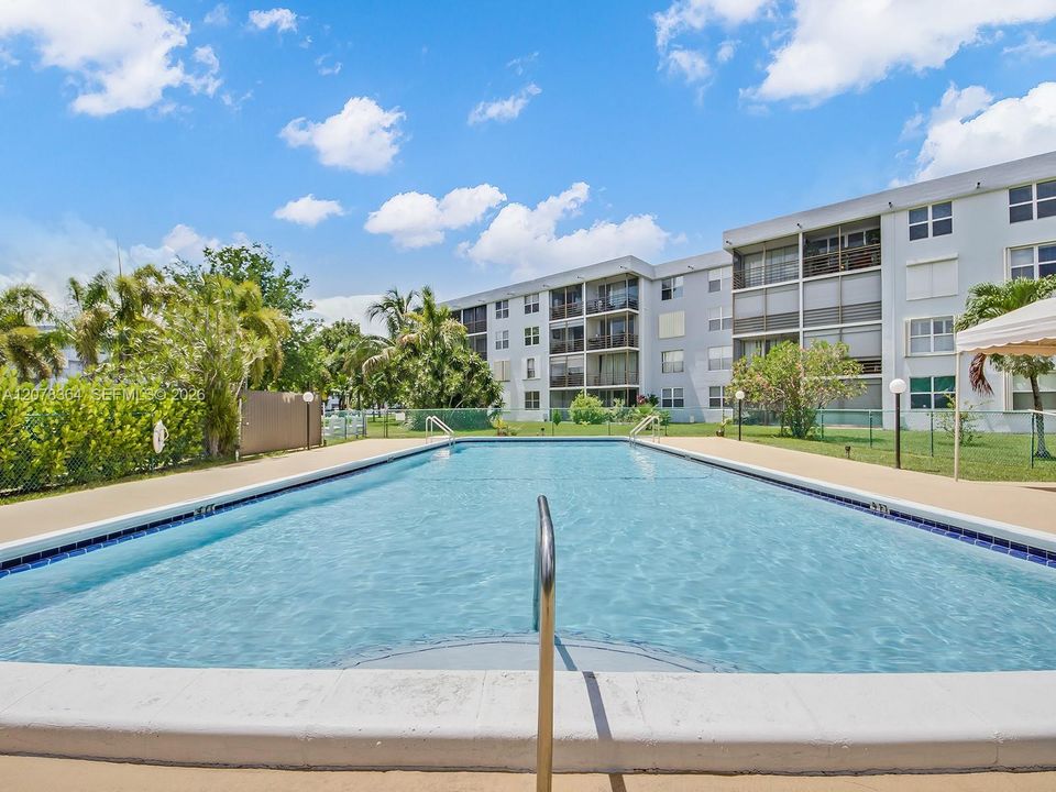 For Rent: $1,995 (2 beds, 2 baths, 975 Square Feet)