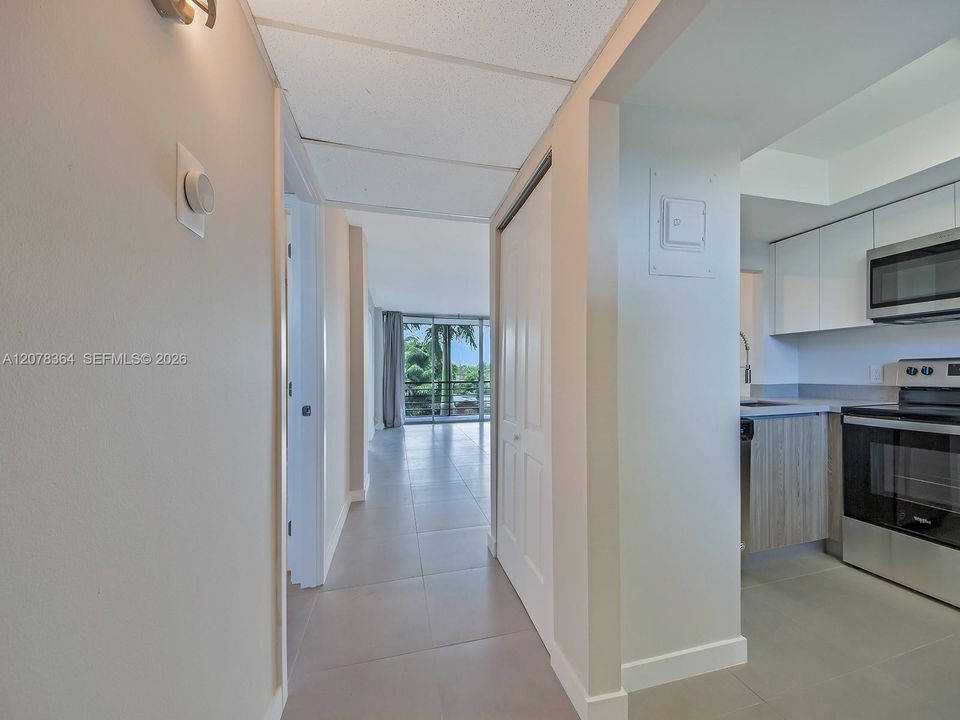 For Rent: $1,995 (2 beds, 2 baths, 975 Square Feet)