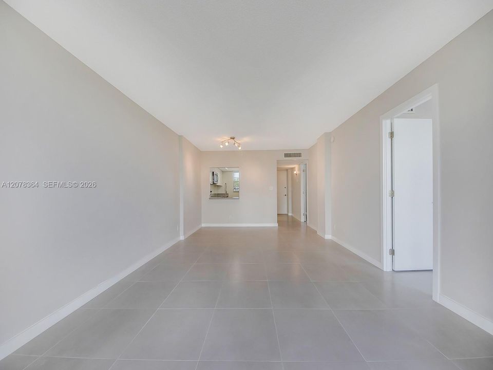 For Rent: $1,995 (2 beds, 2 baths, 975 Square Feet)