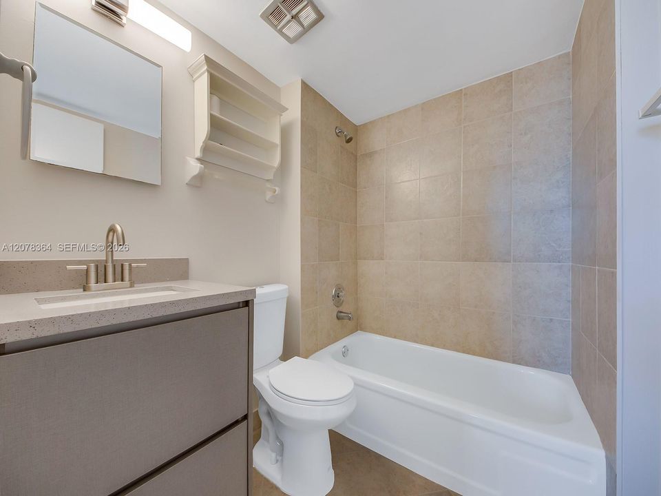 For Rent: $1,995 (2 beds, 2 baths, 975 Square Feet)