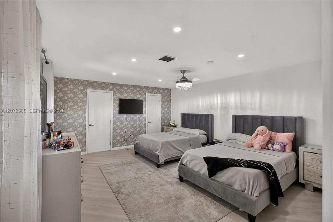 For Sale: $609,900 (2 beds, 2 baths, 1715 Square Feet)