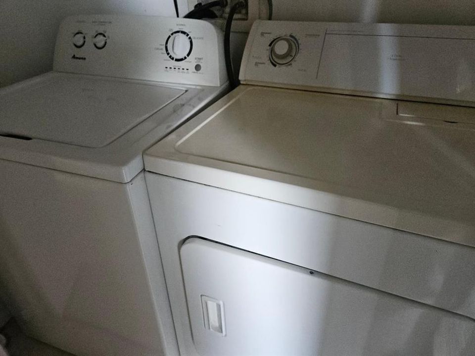 741 LYONS 203 WASHER AND DRYER