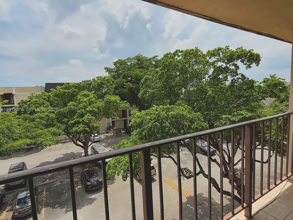 For Rent: $2,200 (2 beds, 2 baths, 985 Square Feet)