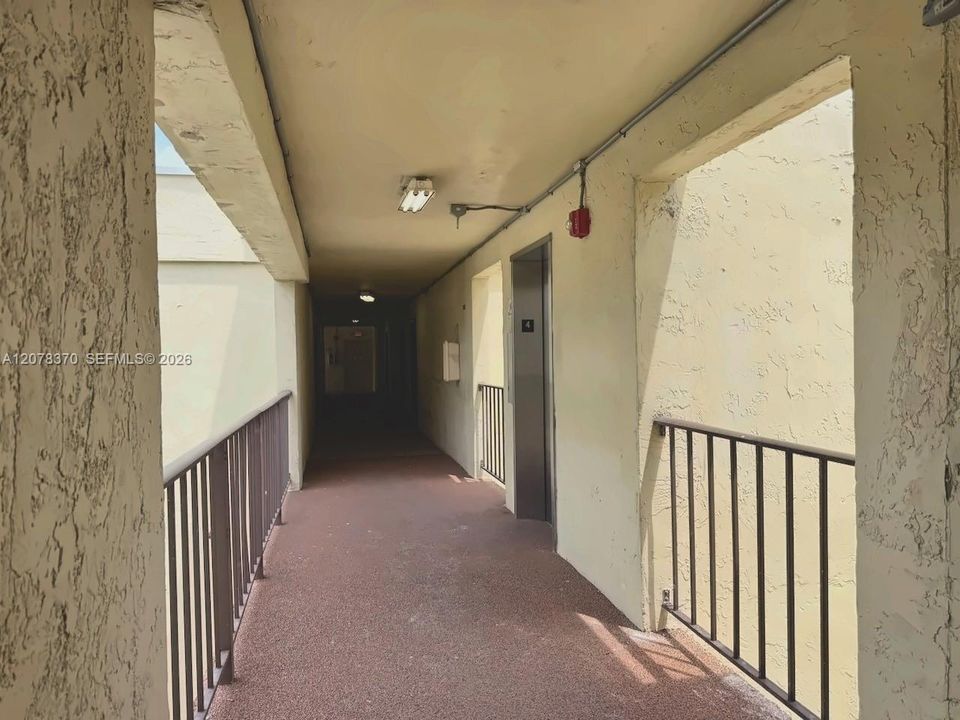 For Rent: $2,200 (2 beds, 2 baths, 985 Square Feet)