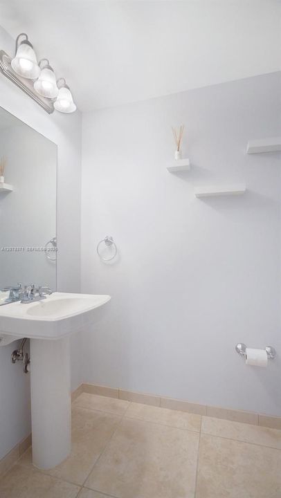 For Rent: $3,100 (1 beds, 1 baths, 815 Square Feet)