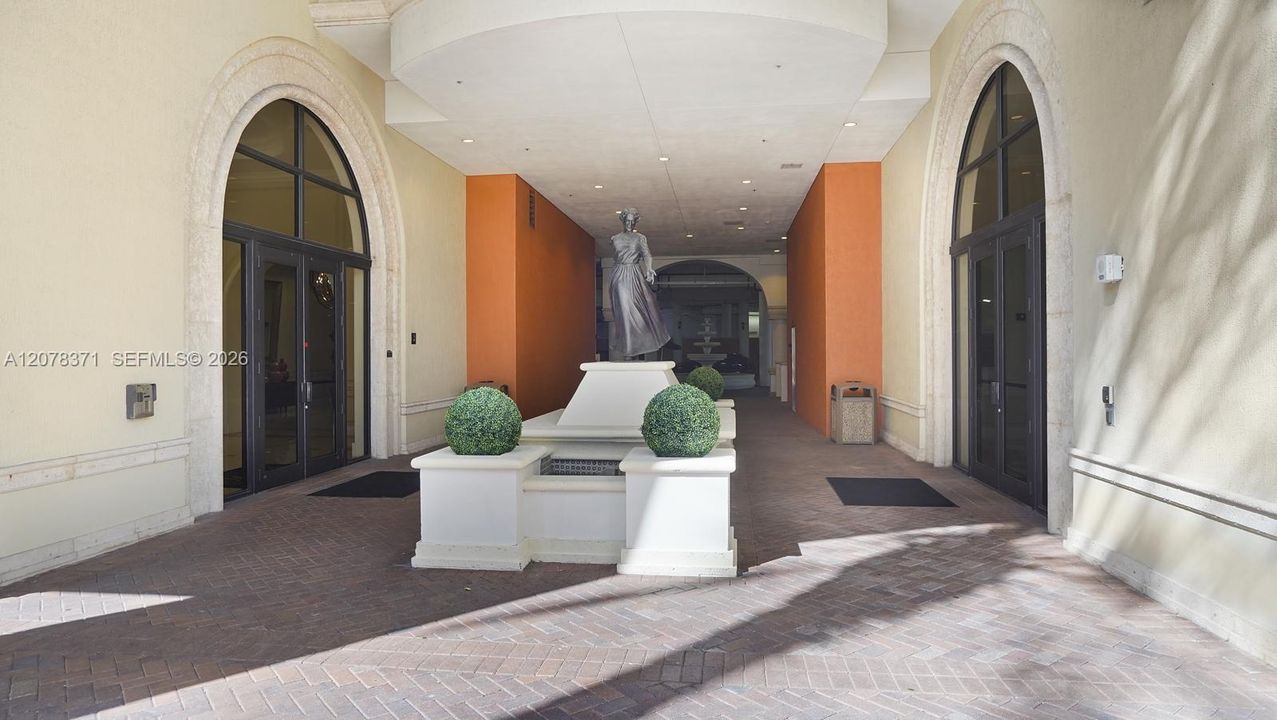 For Rent: $3,100 (1 beds, 1 baths, 815 Square Feet)