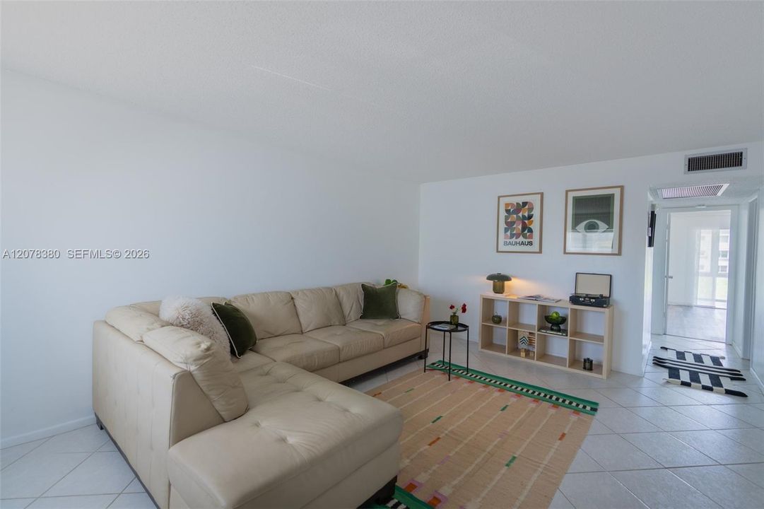 На продажу: $125,000 (2 спален, 1 ванн, 860 Квадратных фут)