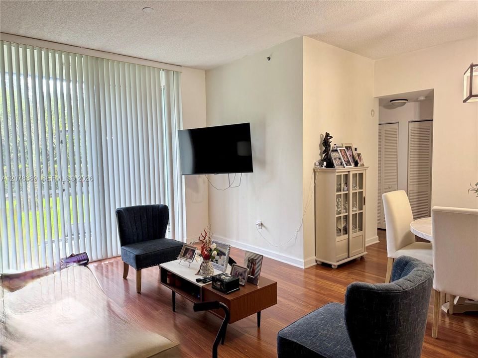 En Venta: $369,000 (2 camas, 2 baños, 1130 Pies cuadrados)