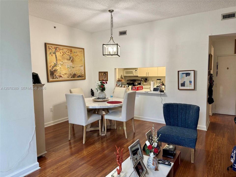 En Venta: $369,000 (2 camas, 2 baños, 1130 Pies cuadrados)