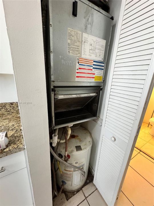 For Sale: $150,000 (1 beds, 1 baths, 779 Square Feet)