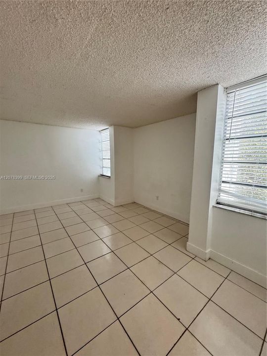 For Sale: $150,000 (1 beds, 1 baths, 779 Square Feet)