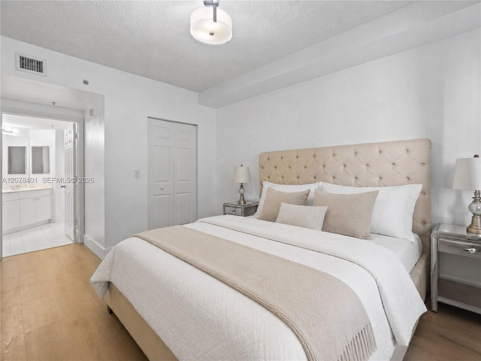 For Sale: $459,900 (2 beds, 2 baths, 1024 Square Feet)