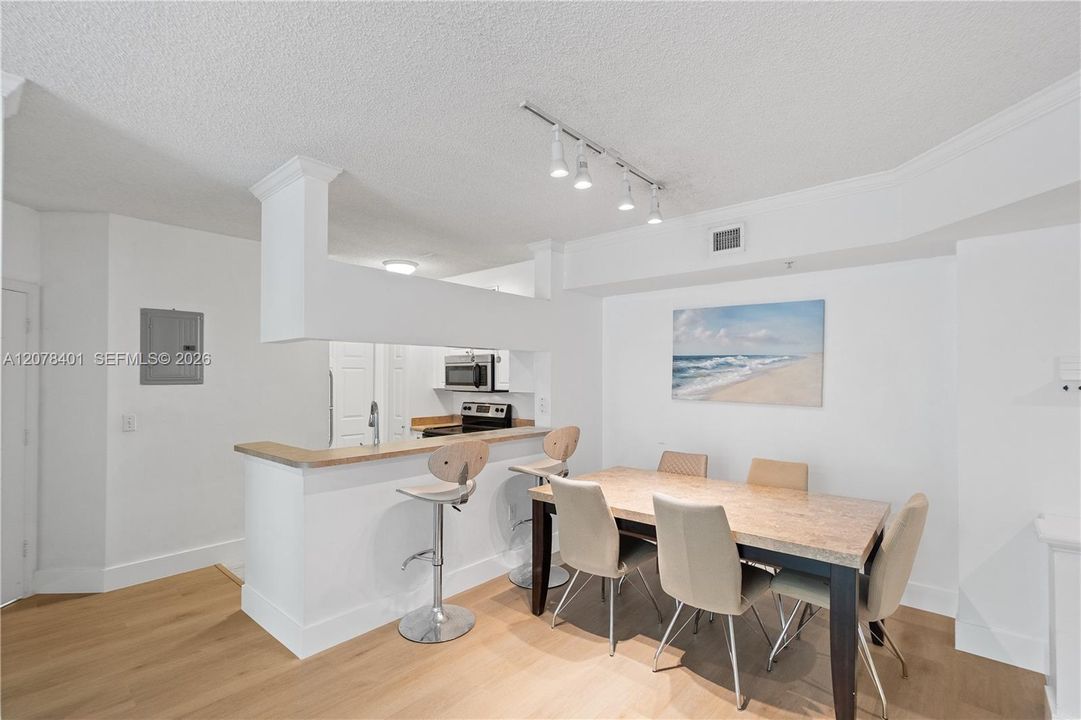 For Sale: $459,900 (2 beds, 2 baths, 1024 Square Feet)