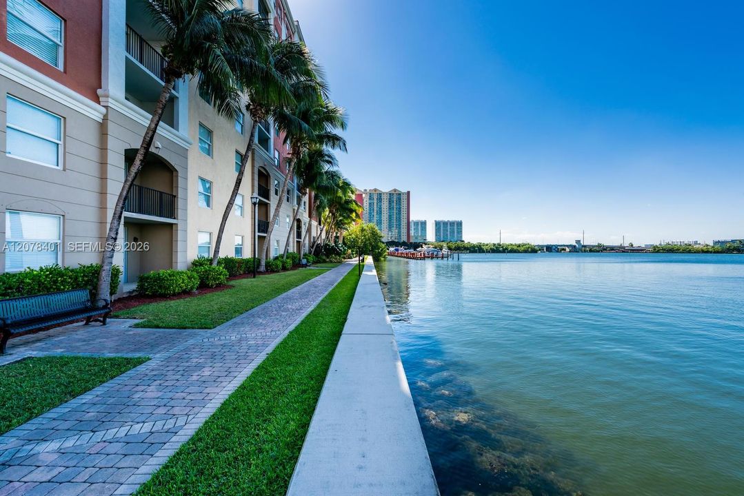 For Sale: $459,900 (2 beds, 2 baths, 1024 Square Feet)