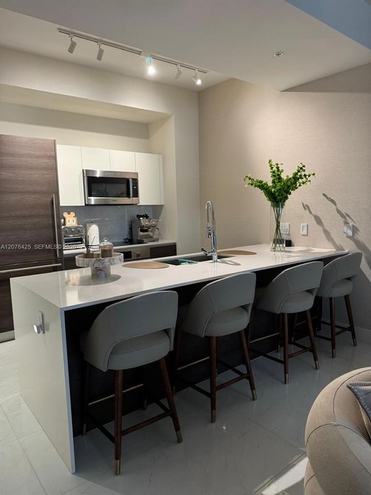 For Rent: $4,000 (1 beds, 1 baths, 703 Square Feet)