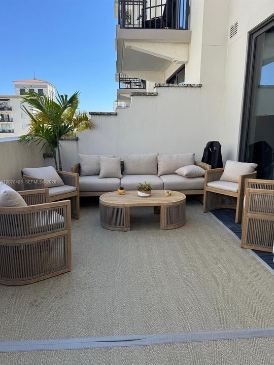 For Rent: $4,000 (1 beds, 1 baths, 703 Square Feet)
