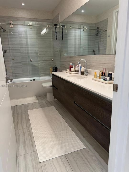 For Rent: $4,000 (1 beds, 1 baths, 703 Square Feet)