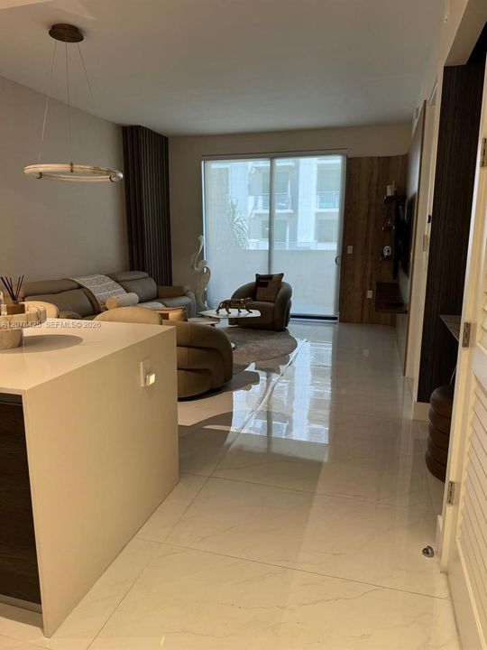 For Rent: $4,000 (1 beds, 1 baths, 703 Square Feet)