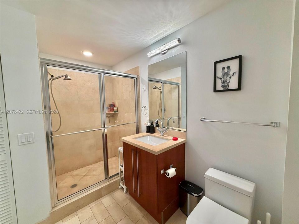 For Sale: $445,000 (1 beds, 1 baths, 707 Square Feet)