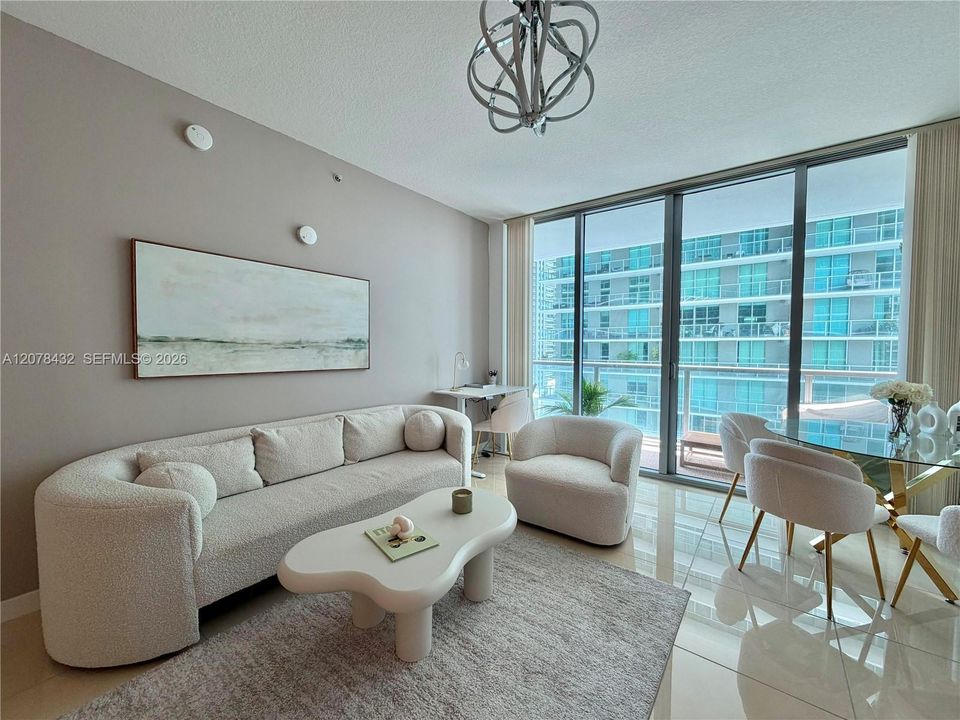 For Sale: $445,000 (1 beds, 1 baths, 707 Square Feet)