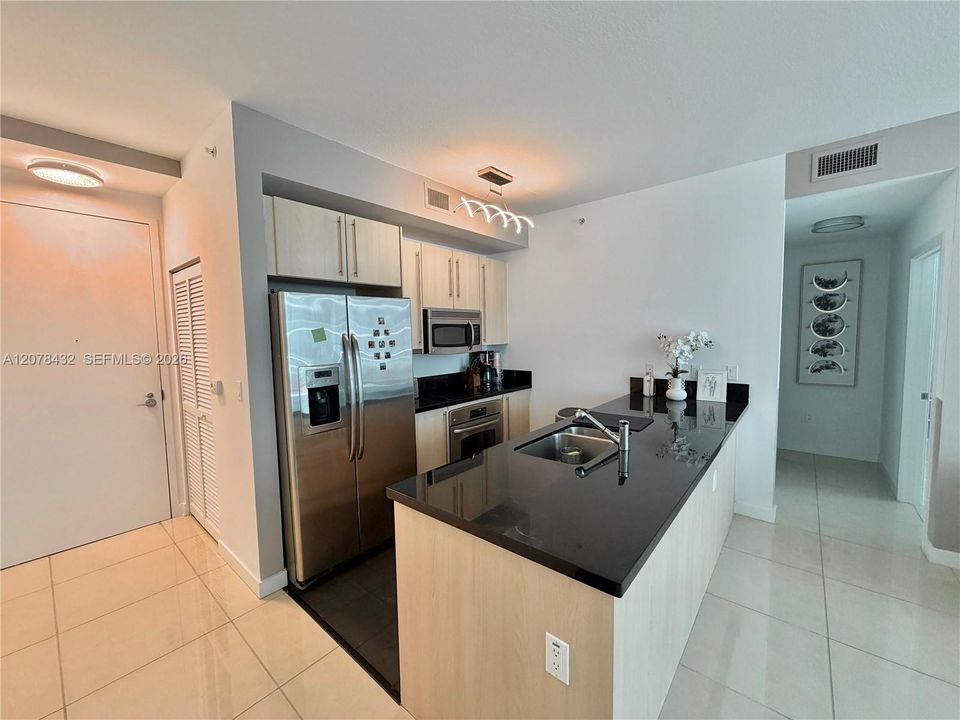 For Sale: $445,000 (1 beds, 1 baths, 707 Square Feet)
