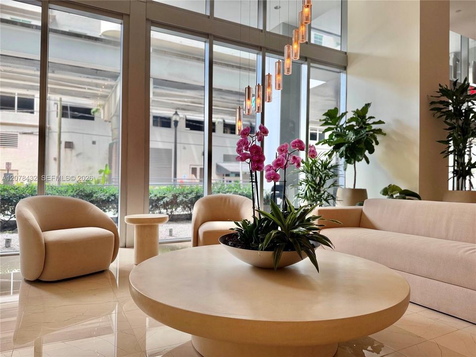 For Sale: $445,000 (1 beds, 1 baths, 707 Square Feet)