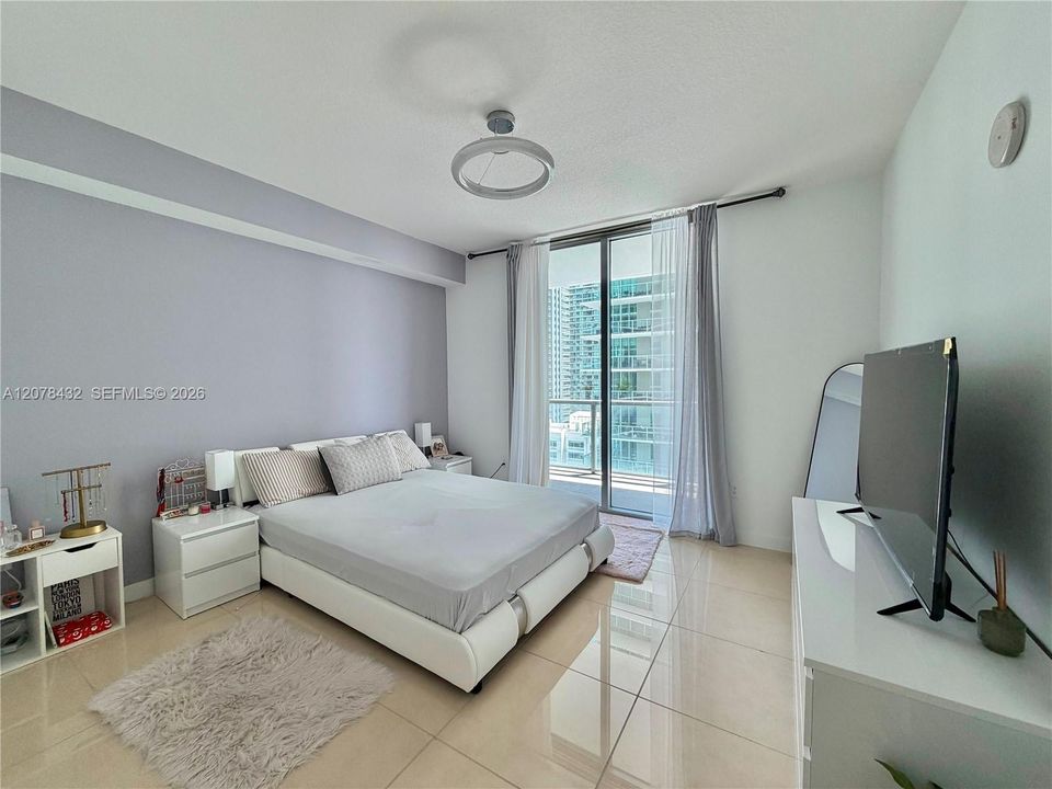 For Sale: $445,000 (1 beds, 1 baths, 707 Square Feet)