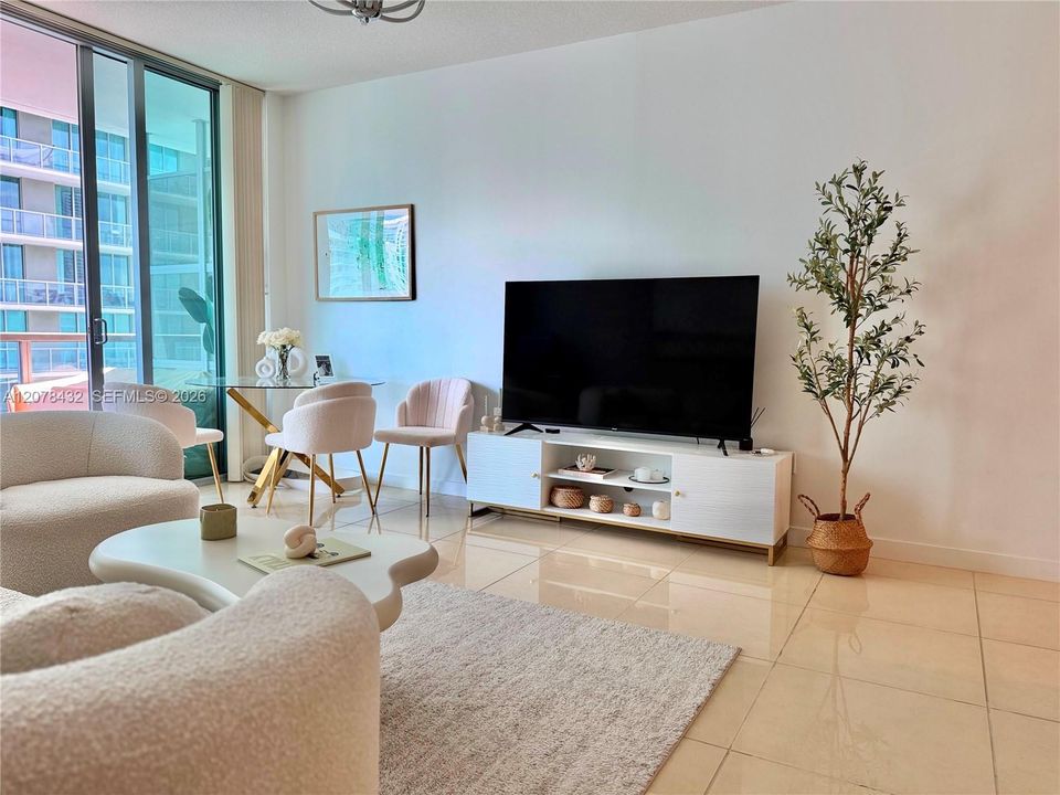 For Sale: $445,000 (1 beds, 1 baths, 707 Square Feet)