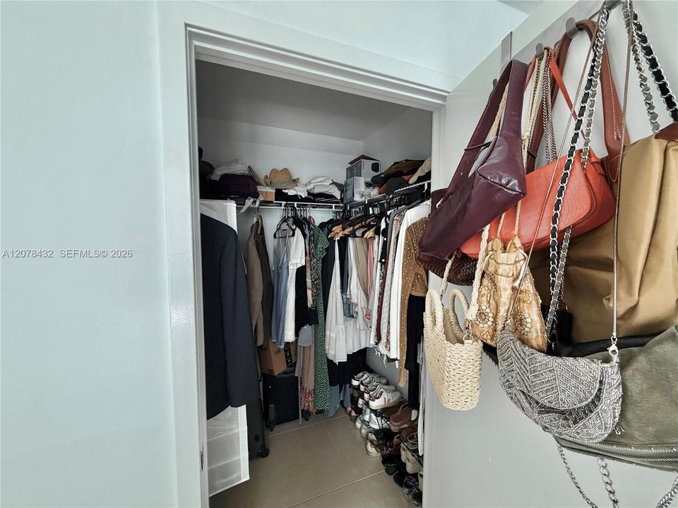 For Sale: $445,000 (1 beds, 1 baths, 707 Square Feet)