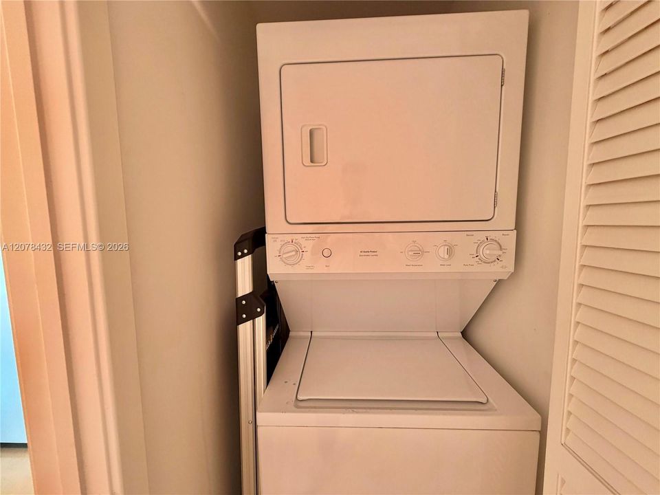 For Sale: $445,000 (1 beds, 1 baths, 707 Square Feet)