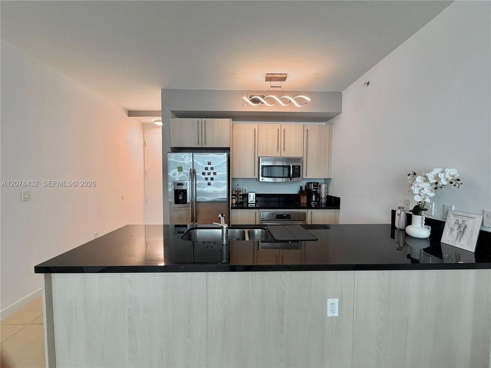 For Sale: $445,000 (1 beds, 1 baths, 707 Square Feet)