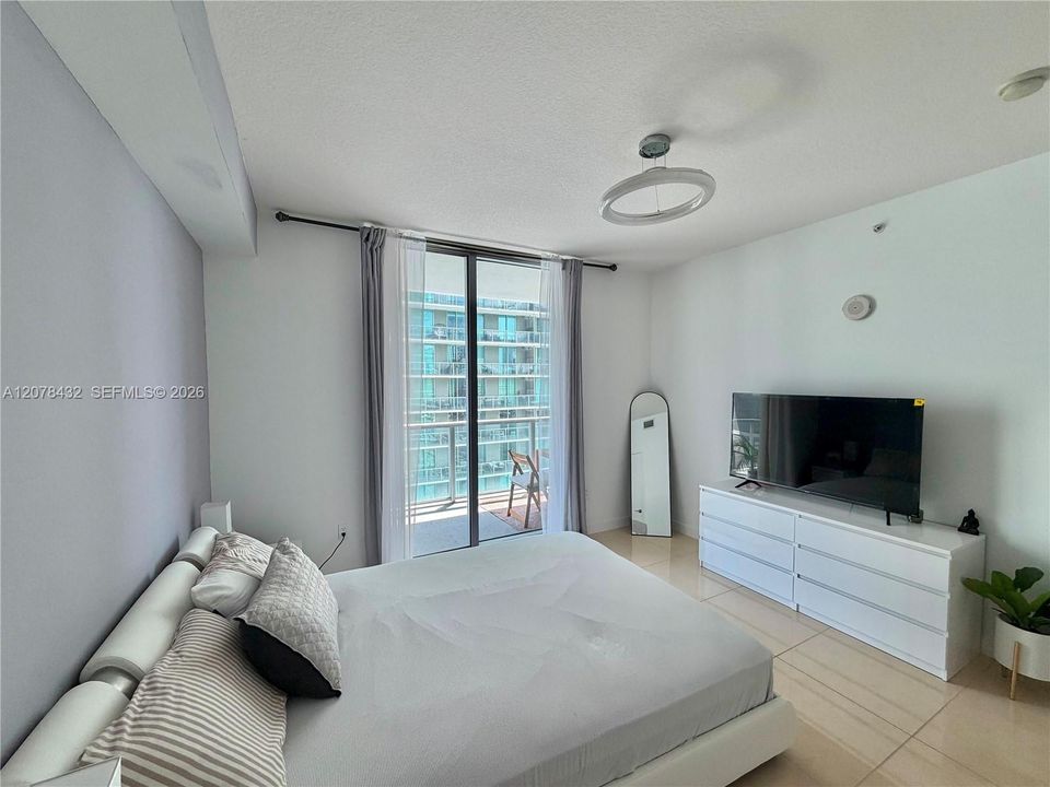 For Sale: $445,000 (1 beds, 1 baths, 707 Square Feet)