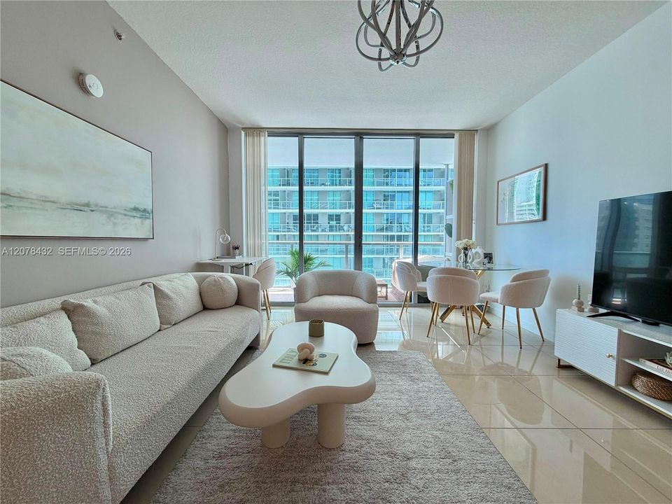 For Sale: $445,000 (1 beds, 1 baths, 707 Square Feet)
