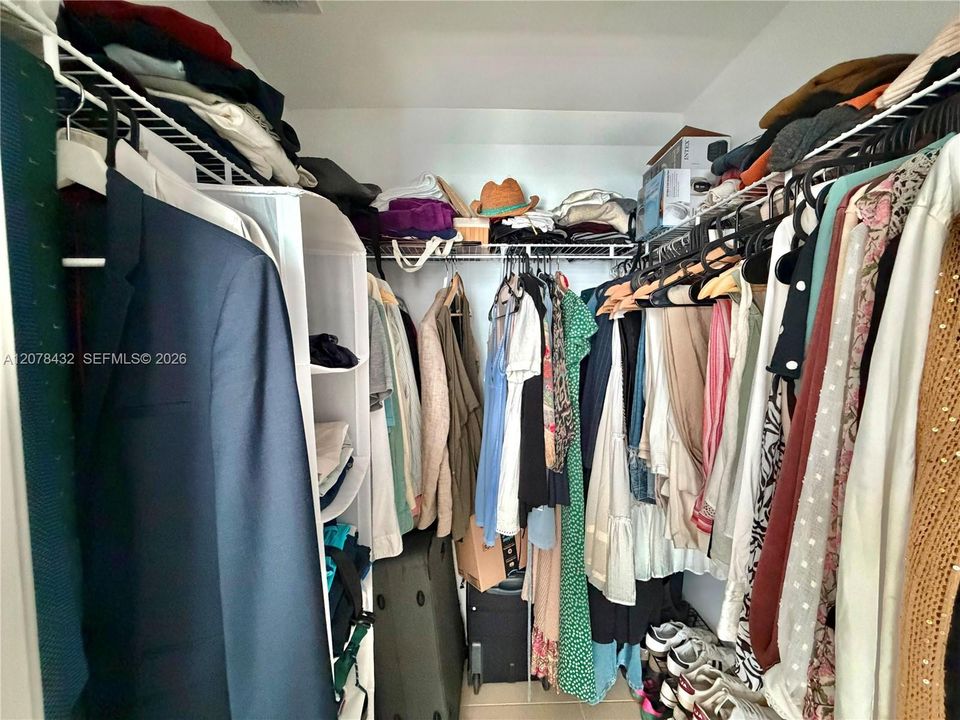 For Sale: $445,000 (1 beds, 1 baths, 707 Square Feet)