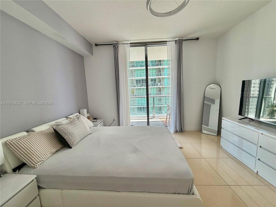 For Sale: $445,000 (1 beds, 1 baths, 707 Square Feet)