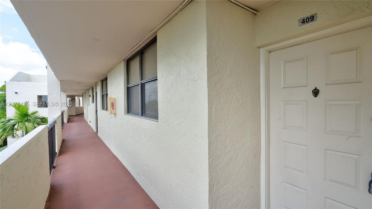 For Rent: $1,800 (2 beds, 2 baths, 920 Square Feet)
