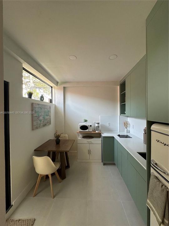 For Rent: $1,800 (1 beds, 1 baths, 1401 Square Feet)