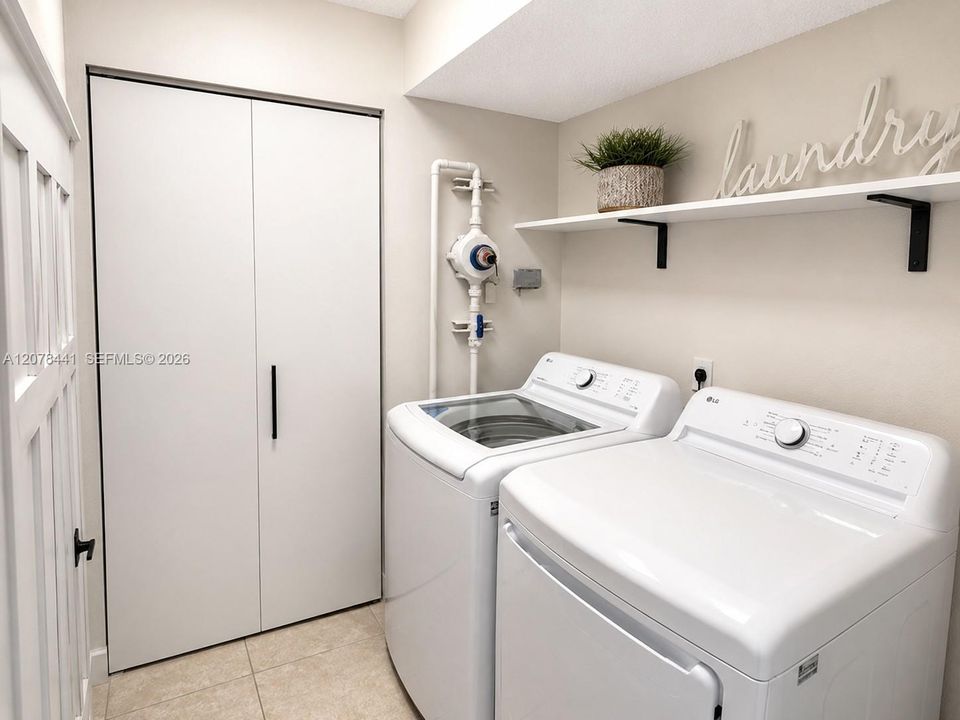 For Rent: $2,400 (2 beds, 2 baths, 984 Square Feet)