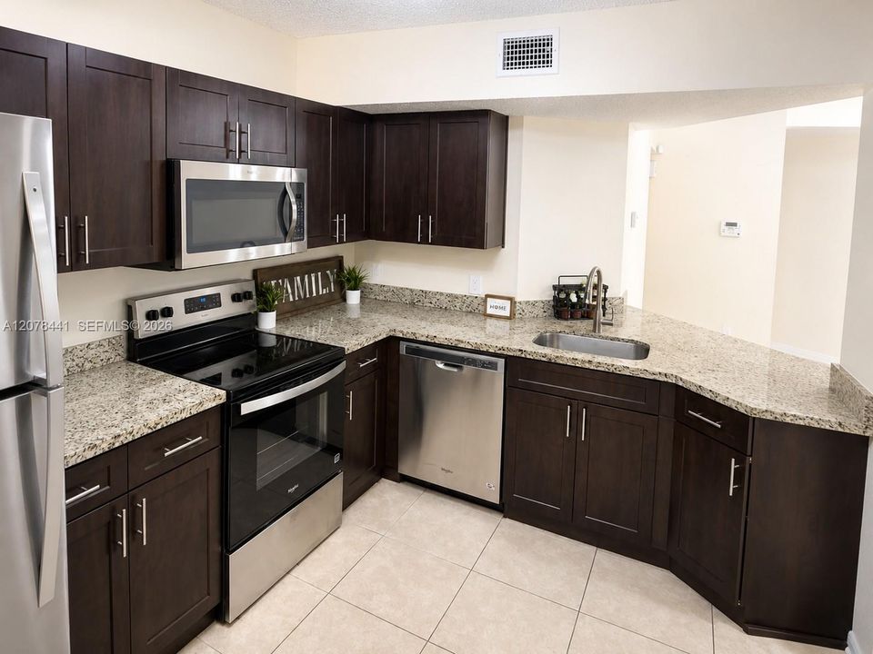 For Rent: $2,400 (2 beds, 2 baths, 984 Square Feet)