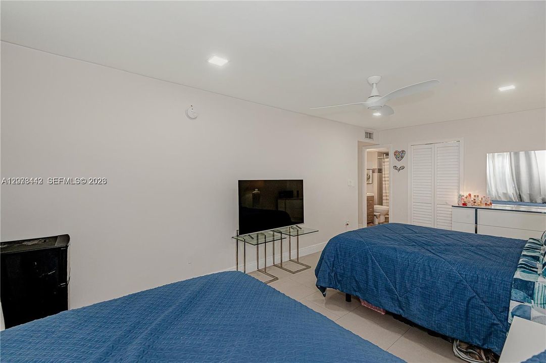 En Venta: $230,000 (2 camas, 2 baños, 1175 Pies cuadrados)