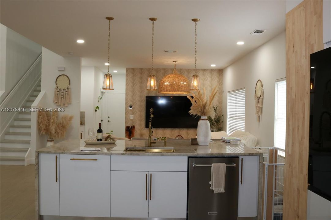 出租: $4,100 (3 贝兹, 2 浴室, 1820 平方英尺)