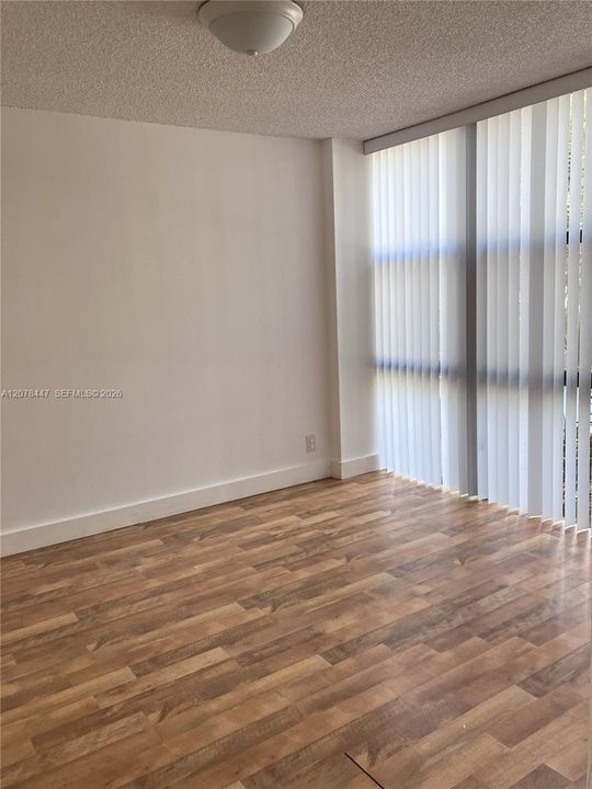For Sale: $289,000 (2 beds, 2 baths, 988 Square Feet)