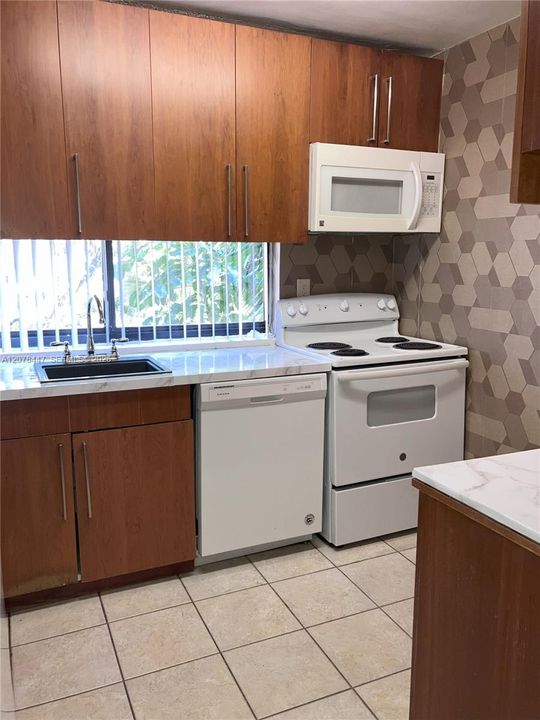 For Sale: $289,000 (2 beds, 2 baths, 988 Square Feet)