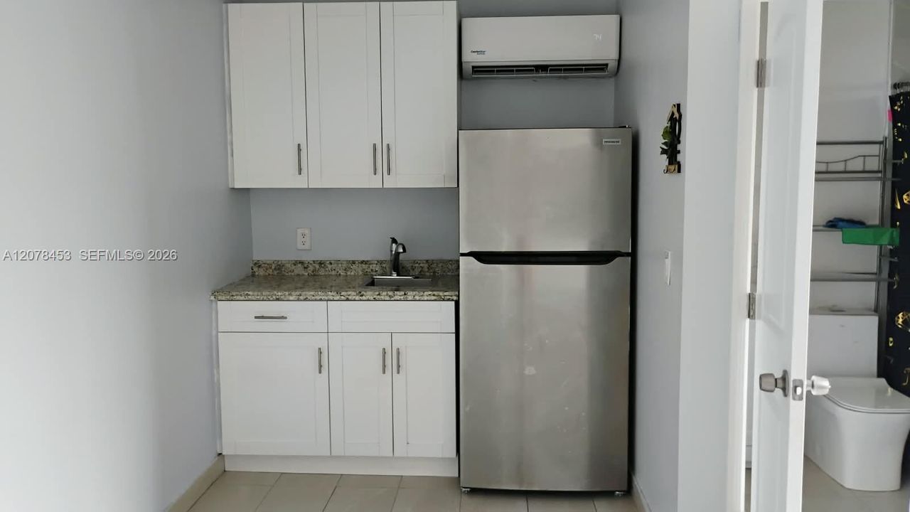 For Rent: $1,300 (0 beds, 1 baths, 2062 Square Feet)