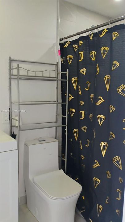 For Rent: $1,300 (0 beds, 1 baths, 2062 Square Feet)