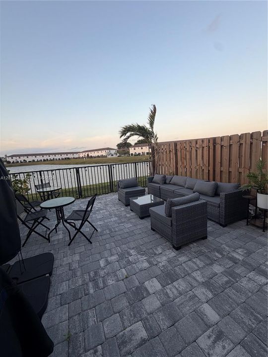 En Venta: $508,000 (3 camas, 3 baños, 1328 Pies cuadrados)