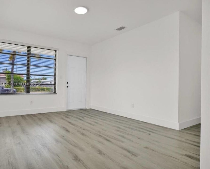 For Sale: $499,900 (3 beds, 1 baths, 801 Square Feet)